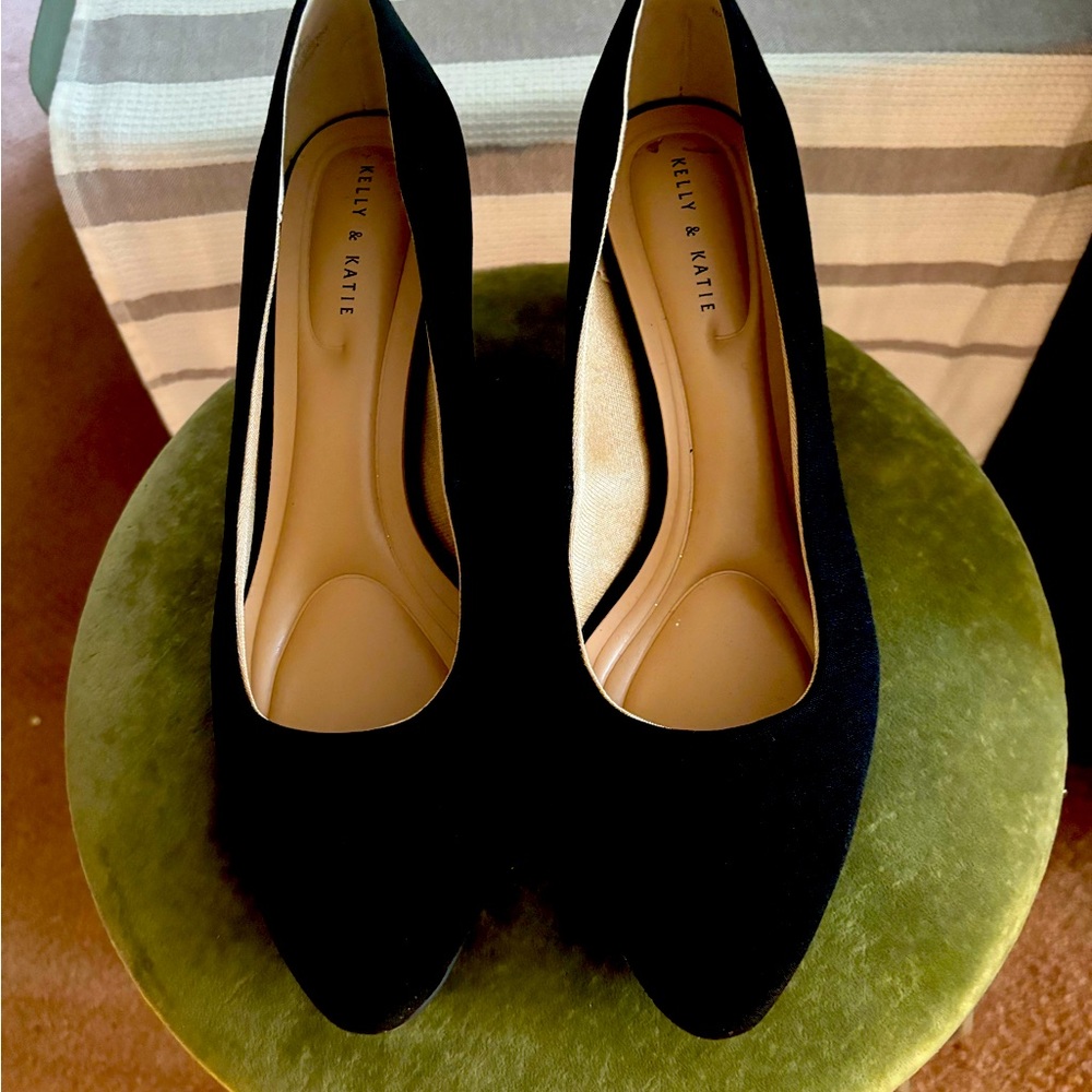 You can’t go wrong with the classic style of the Genna pump from Kelly & Katie.